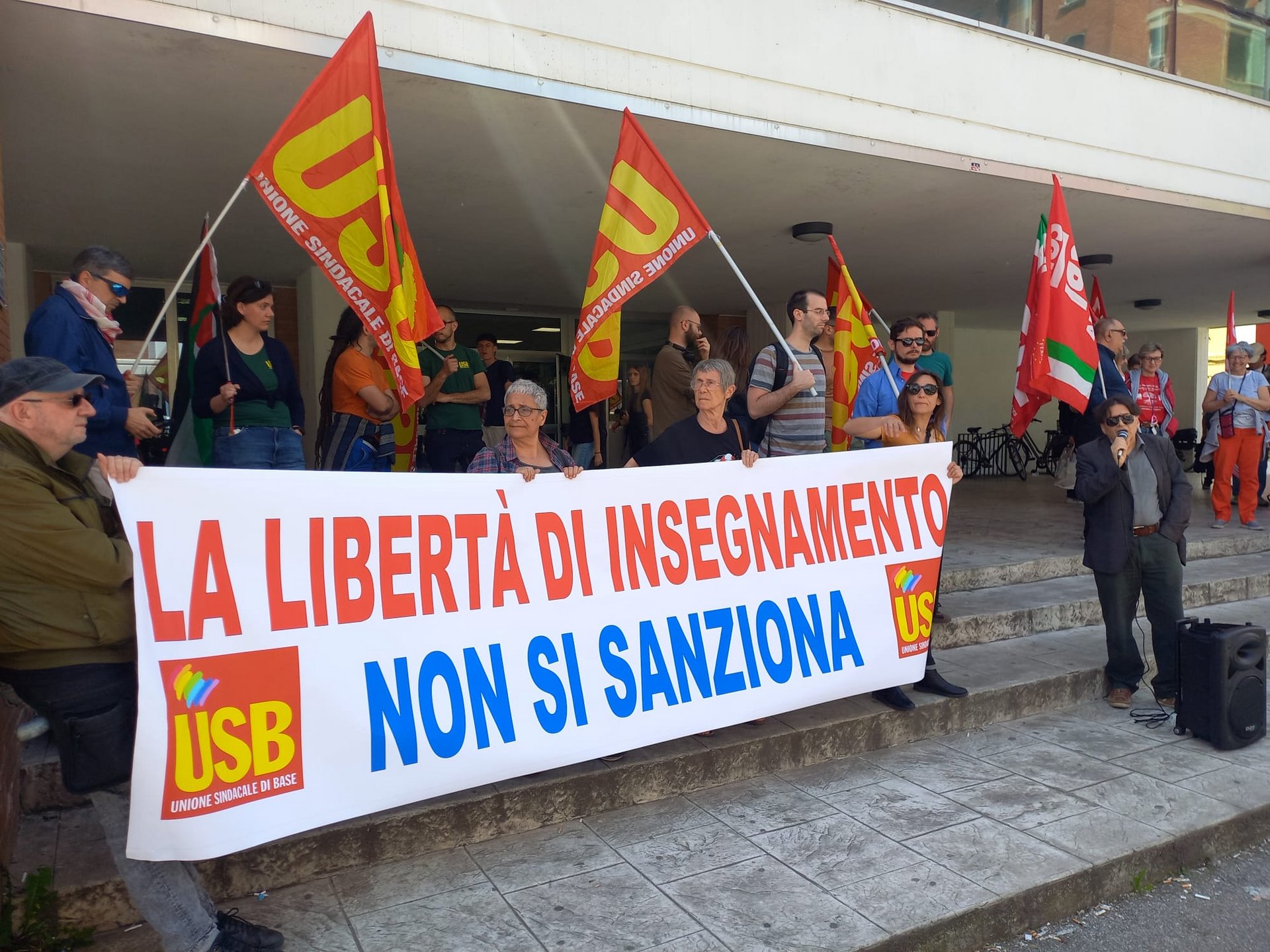 Scuola, la lotta paga: archiviato il procedimento disciplinare contro la docente dell'IIS Mattei. USB Bologna: "giù le mani dalla libertà di insegnamento e dalle lotte per la Palestina!"