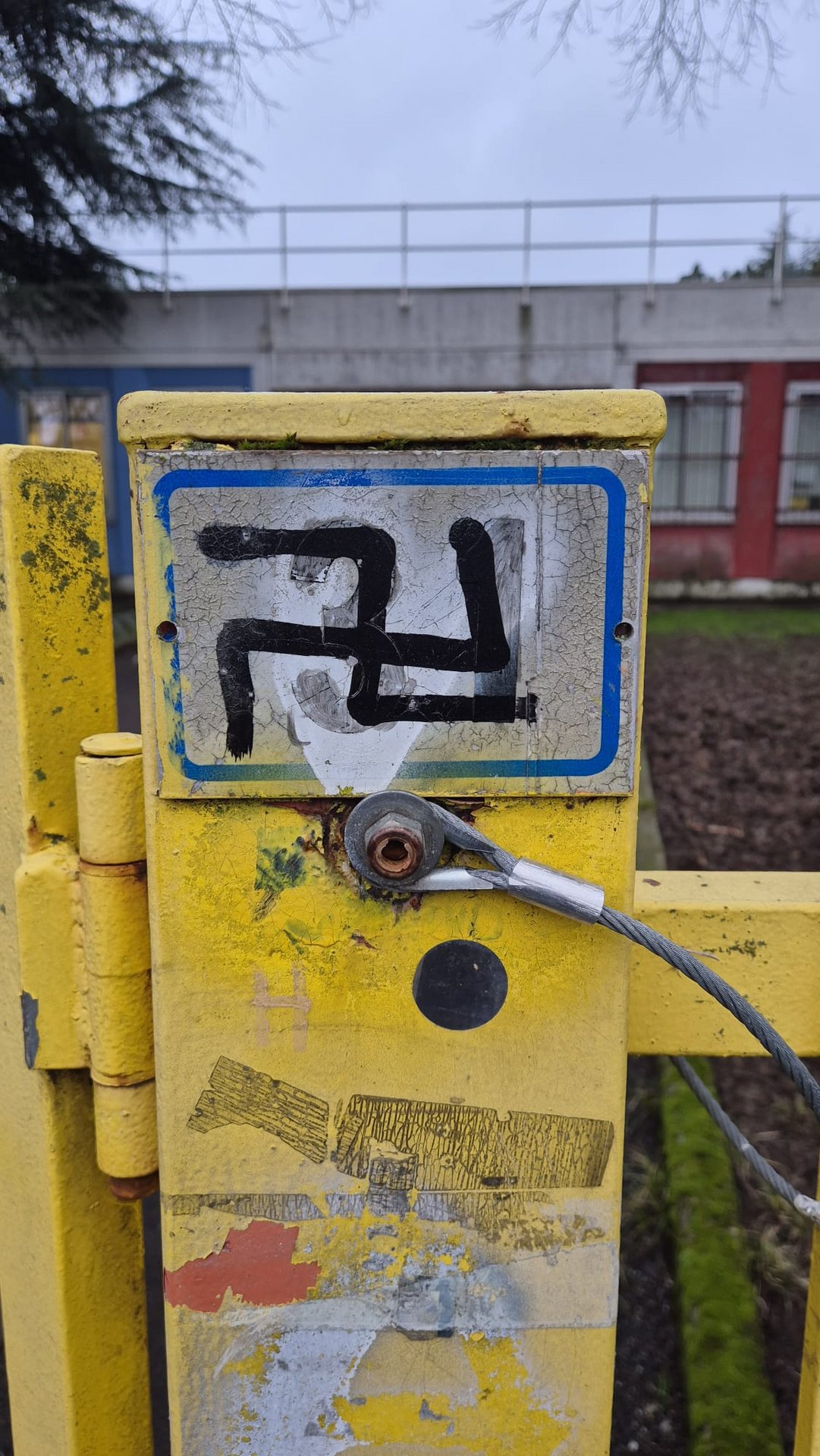 Svastiche alla scuola media di Garbagnate. Inaccettabile gesto intimidatorio
